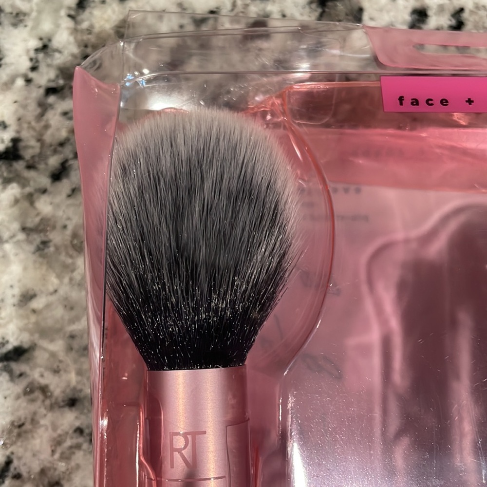 Real Techniques Everyday Essentials Brush Kit (NEVER USED) - Picture 5 of 5